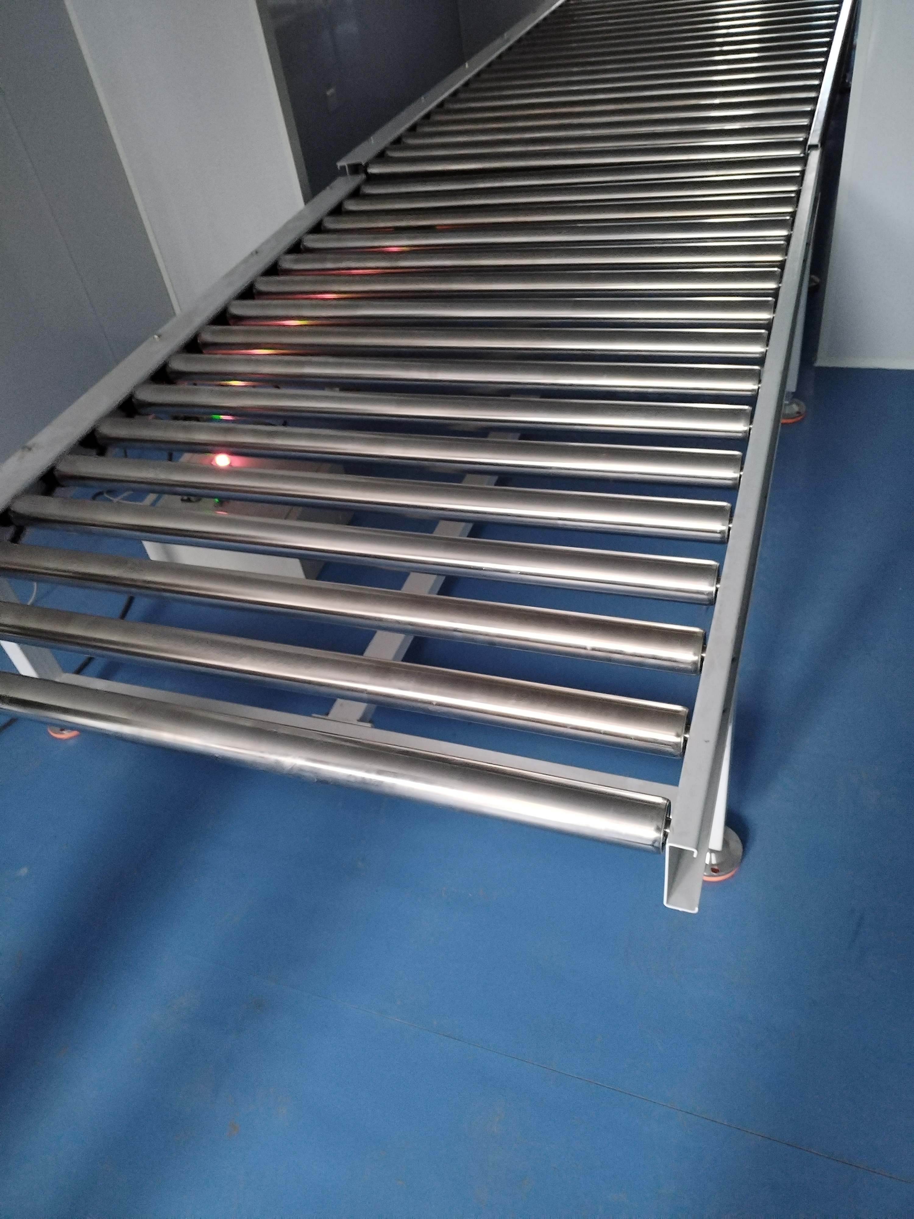 滾筒輸送機特點，青島樂途行工業(yè)設(shè)備有限公司