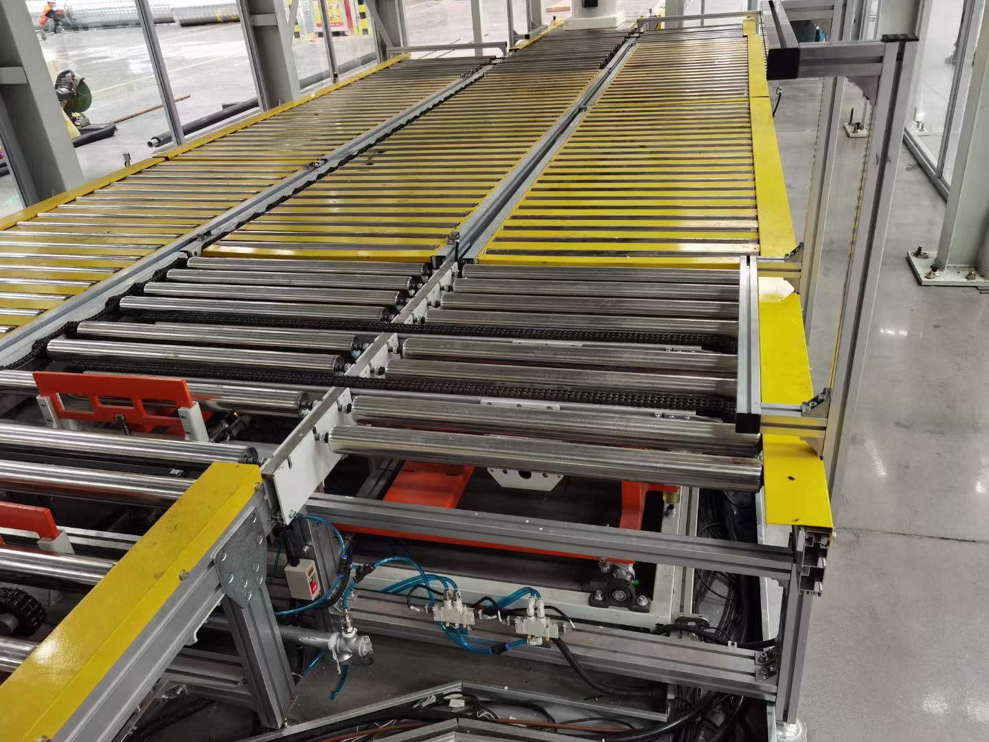 移栽滾筒輸送機(jī)，青島樂(lè)途行工業(yè)設(shè)備有限公司